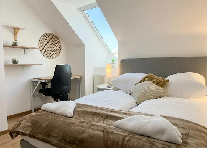 Modern 3-bedroom With Balcony Near Belvedere Palace *