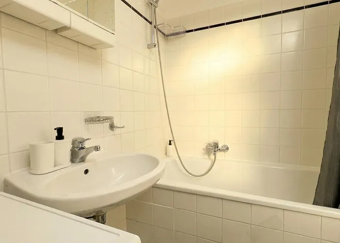 Modern 3-bedroom With Balcony Near Belvedere Palace דירה *